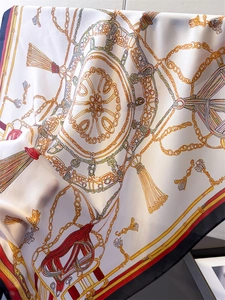 Gros plan détaillé du foulard en satin imprimé chaîne avec des motifs équestres élégants