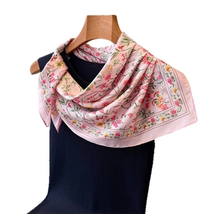 Foulard en soie rose pâle à imprimé floral avec des motifs de fleurs éclatantes