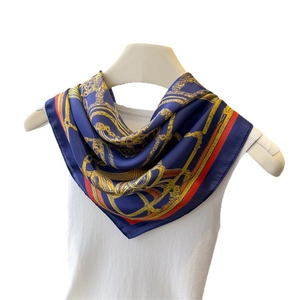 Élégant foulard en soie bleu marine avec motif équestre doré et bordure orange