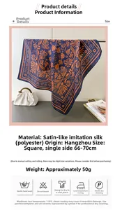 Detailaufnahme von Seidensatin-Quadrat-Schal mit Blumenmuster in Orange und Dunkelblau