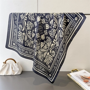 Detailaufnahme von Seidenschal mit Blumenmuster in Dunkelblau und Creme Vintage-Stil