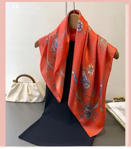 Detailansicht eines orangefarbenen Seidentuchs mit Vintage-Pferdekutschen-Motiv