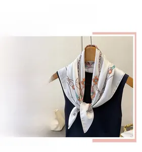 Makroansicht des Seiden-Halstuchs mit orangefarbenem Kutschen- und Blumen-Vintage-Muster