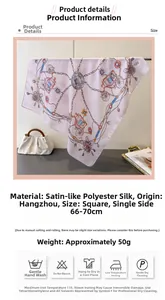 Detailansicht des eleganten Kutschen-Prints auf dem rosa Seidensatin-Halstuch