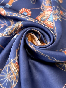 Detailaufnahme des glänzenden dunkelblauen Seidenschals mit elegantem Kutschenmuster