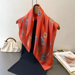 Seidiges quadratisches Halstuch im britischen Stil mit Kutschen-Print in Orange und Rot