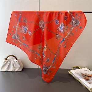 Detailansicht eines roten Seidenschals mit Vintage Kutschen und Kettenmustern