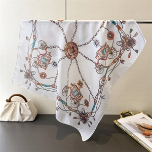 Detailansicht eines Seidenschals mit Vintage-Kutschenmotiven und Kettenmuster-Print