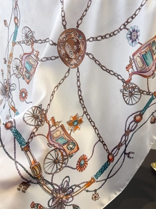 Detailaufnahme der glatten Seidentextur und der Vintage-Pferdekutschen-Druckmuster