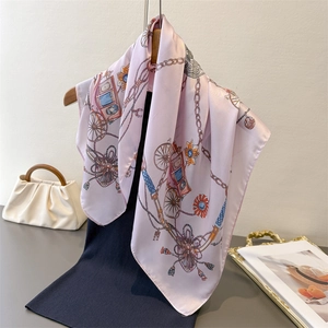Seidenschal mit britischem Kutschen-Print elegant an einem Kleiderbügel aufgehängt