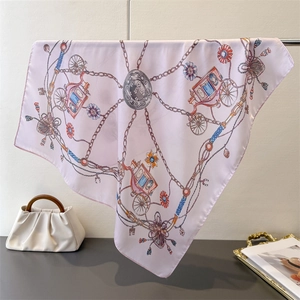 Detail eines seidigen quadratischen Schals mit elegantem Kutschen- und Kettenmuster