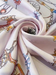 Details des seidenartigen Satingewebes mit rosa Vintage-Kutschen- und Bandmustern