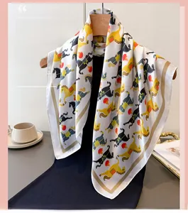 Détail d'un foulard élégant en soie crème avec motif équestre sur un cintre en bois
