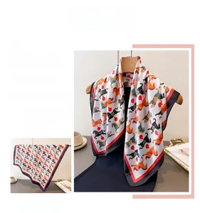 Détails du foulard en soie avec imprimé équestre et bordures contrastées rouge et noir