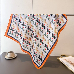 Carré de soie style britannique avec imprimé équestre vintage et bordure orange vif
