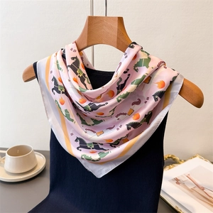 Élégant foulard en soie rose avec imprimé cheval britannique sur un cintre en bois chic