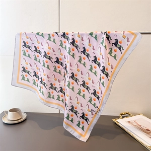 Détail d'un foulard en soie élégant avec imprimé cheval rétro et bordure jaune