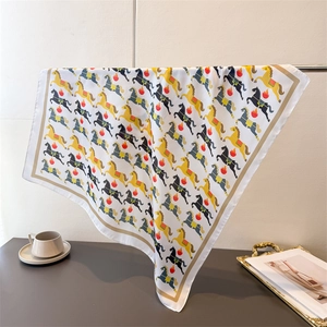 Détail d'un foulard carré en soie avec motifs de chevaux et rayures dorées