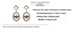 Vue détaillée des boucles d'oreilles perles baroques avec abeille dorée et cristaux