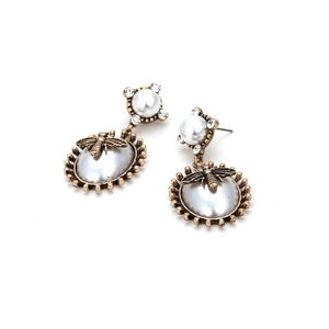 Boucles d'oreilles abeille en perles baroques avec finition dorée vintage et strass