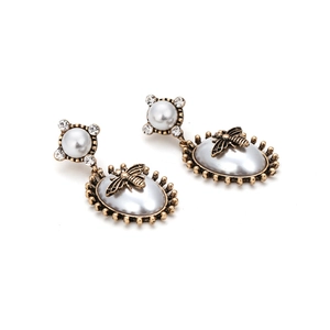 Boucles d'oreilles abeille baroques vintage avec perles et cristaux sur fond blanc