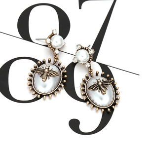 Boucles d'oreilles baroques avec motif abeille, perles rondes et strass en métal doré vieilli