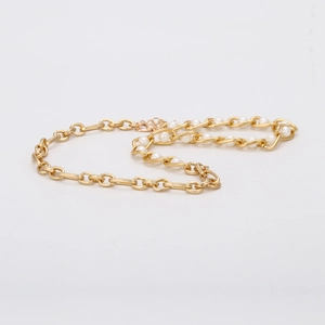 Collier chaîne dorée et perles avec fermoir réglable présenté sur un fond blanc pur