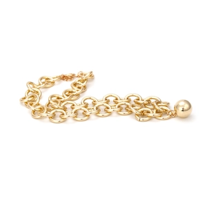 Collana a catena grossa dorata minimalista con un grande pendente a sfera in metallo lucido