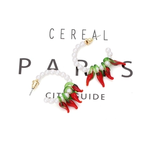 Boucles d'oreilles en C avec perles blanches et breloques en verre de piment rouge