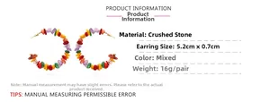 Détail de boucles d'oreilles créoles C faites main avec pierres colorées et dimensions
