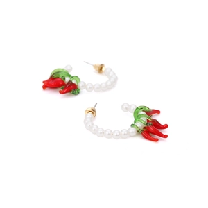 Boucles d'oreilles créoles en perles en forme de C avec pendentifs piment rouge vif sur fond blanc