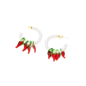 Boucles d'oreilles perles en C avec charmants piments rouges en résine et tiges dorées