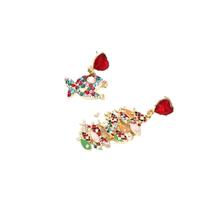 Orecchini a pesce asimmetrici con cuori rossi e strass colorati in lega dorata
