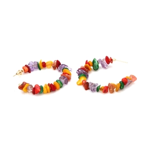 Détail de boucles d'oreilles en C faites main avec pierres naturelles colorées aux tons vifs