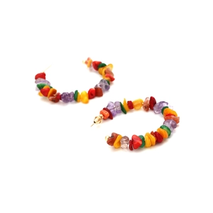 Boucles d'oreilles créoles en C faites main avec pierres naturelles colorées et clous dorés