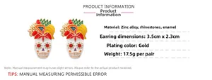 Vue détaillée de boucles d'oreilles tête de mort avec fleurs et strass incrustés