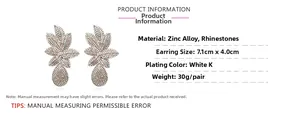 Détail des boucles d'oreilles feuilles en strass avec dimensions 7,1cm x 4,0cm et poids