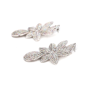 Détail des boucles d'oreilles feuilles en strass arc-en-ciel AB sur base en métal argenté