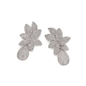 Boucles d'oreilles pendantes en forme de feuilles argentées avec cristaux brillants
