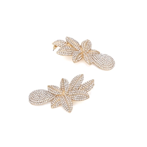 Vue détaillée de boucles d'oreilles feuilles dorées avec cristaux blancs et design étagé