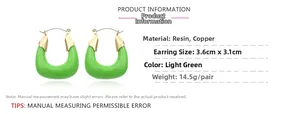 Détail des boucles d'oreilles en résine verte en U avec bords dorés et taille 3,6x3,1 cm