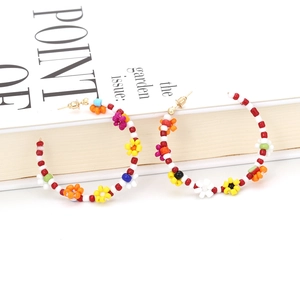 Böhmische C-förmige Perlenohrringe mit bunten Blumenmustern für einen Boho-Look