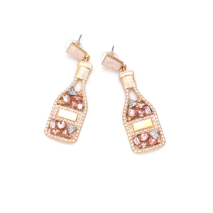 Boucles d'oreilles bouteille de vin dorées avec strass roses et bordure de perles
