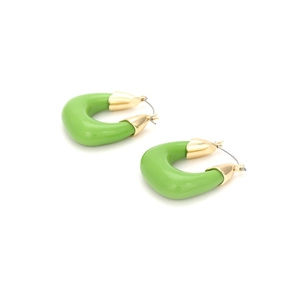 Détail de boucles d'oreilles créoles en U avec émail vert et attaches en métal doré
