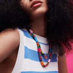 Collier bohème double couche en perles de bois colorées pour femmes au style estival