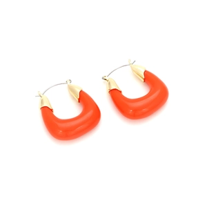 Vue détaillée de boucles d'oreilles en résine en U orange vif avec accents dorés