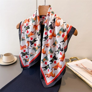 Foulard en soie style britannique avec imprimé cheval et bordure contrastée sur cintre