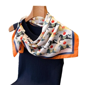 Carré en satin de style britannique avec imprimé cheval abstrait et bordure orange vif