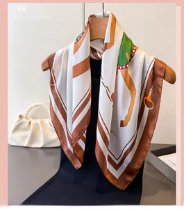 Détail d'un foulard carré à imprimé équestre drapé élégamment sur une tenue chic