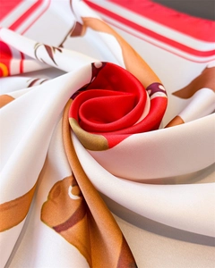 Détail macro du tissu d'un foulard en soie rouge et blanc en forme de rose élégante